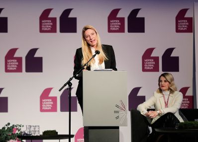 Am 27. November 2018 reiste Bundesministerin Juliane Bogner-Strauß (l.) anlässlich des Women Leaders Global Forum nach Island. Im Bild mit EU-Ministerin Dhurata Hoxha (r.).