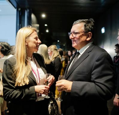 Am 27. November 2018 reiste Bundesministerin Juliane Bogner-Strauß (l.) anlässlich des Women Leaders Global Forum nach Island. Im Bild mit José Manuel Barroso (r.).