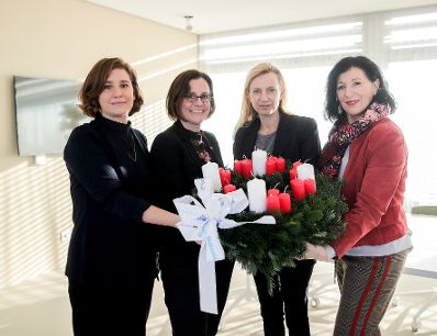 Am 29. November 2018 wurde Bundesministerin Juliane Bogner-Strauß (m.r.) von der Diakonie Österreich ein Adventkranz überreicht.