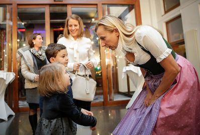 Am 29. November 2018 nahm Bundesministerin Juliane Bogner-Strauß (r.) an der feierlichen Verleihung des staatlichen Gütezeichens ‚familienfreundlichegemeinde‘ teil.