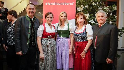 Am 29. November 2018 nahm Bundesministerin Juliane Bogner-Strauß (m.) an der feierlichen Verleihung des staatlichen Gütezeichens ‚familienfreundlichegemeinde‘ teil.