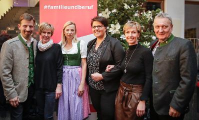 Am 29. November 2018 nahm Bundesministerin Juliane Bogner-Strauß (3.v.l.) an der feierlichen Verleihung des staatlichen Gütezeichens ‚familienfreundlichegemeinde‘ teil.