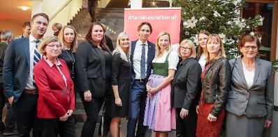 Am 29. November 2018 nahm Bundesministerin Juliane Bogner-Strauß (5.v.r.) an der feierlichen Verleihung des staatlichen Gütezeichens ‚familienfreundlichegemeinde‘ teil.