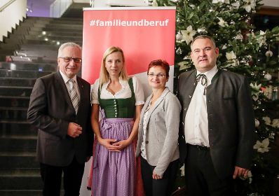 Am 29. November 2018 nahm Bundesministerin Juliane Bogner-Strauß (2.v.l.) an der feierlichen Verleihung des staatlichen Gütezeichens ‚familienfreundlichegemeinde‘ teil.