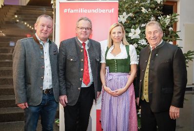 Am 29. November 2018 nahm Bundesministerin Juliane Bogner-Strauß (2.v.r.) an der feierlichen Verleihung des staatlichen Gütezeichens ‚familienfreundlichegemeinde‘ teil.