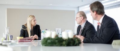 Am 29. November 2018 wurde ein Adventkranz von der Österreichischen Jungarbeiterbewegung an Bundesministerin Juliane Bogner-Strauß (l.) überreicht. Im Bild mit Wolfgang Mohl (r.) und dem Bereichsleiter Ernst Traindt (m.).