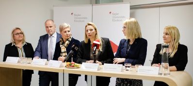 Am 30. November 2018 reiste Bundesministerin Juliane Bogner-Strauß (3.v.r.) nach Linz. Im Bild mit der oberösterreichischen Landesrätin Christine Haberlander (2.v.r.) im Kepler Universitätsklinikum.