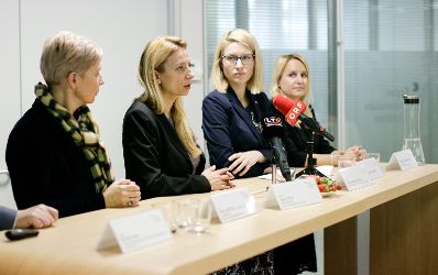 Am 30. November 2018 reiste Bundesministerin Juliane Bogner-Strauß (2.v.l.) nach Linz. Im Bild mit der oberösterreichischen Landesrätin Christine Haberlander (2.v.r.) im Kepler Universitätsklinikum.