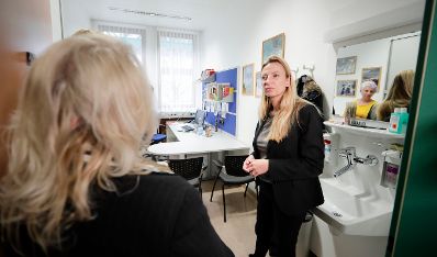 Am 30. November 2018 reiste Bundesministerin Juliane Bogner-Strauß (im Bild) nach Linz. Im Bild beim Besuch des Gewaltopferbetreuungsteams im Kepler Universitätsklinikum.