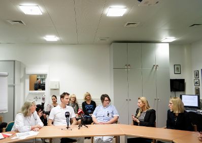 Am 30. November 2018 reiste Bundesministerin Juliane Bogner-Strauß (2.v.r.) nach Linz. Im Bild mit der oberösterreichischen Landesrätin Christine Haberlander (r.) beim Besuch des Gewaltopferbetreuungsteams im Kepler Universitätsklinikum.