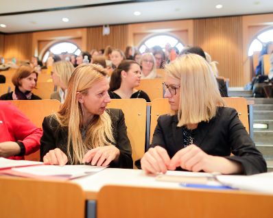 Am 30. November 2018 nahm Bundesministerin Juliane Bogner-Strauß (l.) an einer Diskussionsveranstaltung an der Fachhochschule für Gesundheitsberufe in Linz teil. Im Bild mit der oberösterreichischen Landesrätin Christine Haberlander (r.).