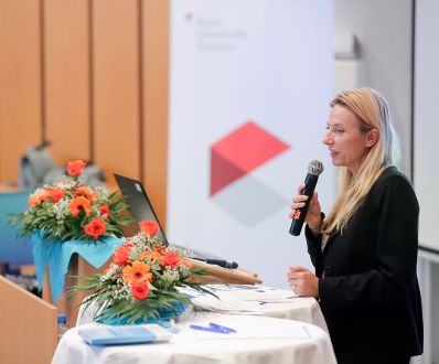 Am 30. November 2018 nahm Bundesministerin Juliane Bogner-Strauß (im Bild) an einer Diskussionsveranstaltung an der Fachhochschule für Gesundheitsberufe in Linz teil.
