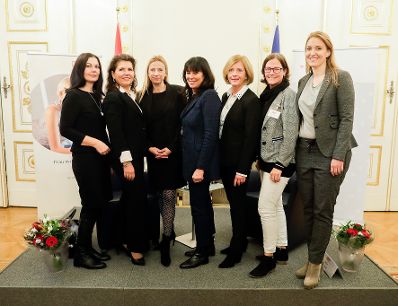 Am 4. Dezember 2018 fand die "Ladies Lounge" des Netzwerkes "Frau in der Wirtschaft" im Bundeskanzleramt statt. Im Bild Bundesministerin Juliane Bogner-Strauß (3.v.l.).