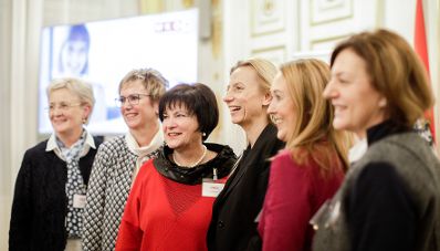 Am 4. Dezember 2018 fand die "Ladies Lounge" des Netzwerkes "Frau in der Wirtschaft" im Bundeskanzleramt statt. Im Bild Bundesministerin Juliane Bogner-Strauß (3.v.r.).