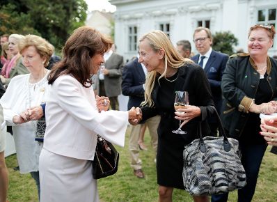 Am 25. Juni 2018 besuchte Bundesministerin Juliane Bogner-Strauß (r.) das Steirerfest in Wien. Im Bild mit der Präsidentin des Verfassungsgerichtshofs der Republik Österreich Brigitte Bierlein (l.).