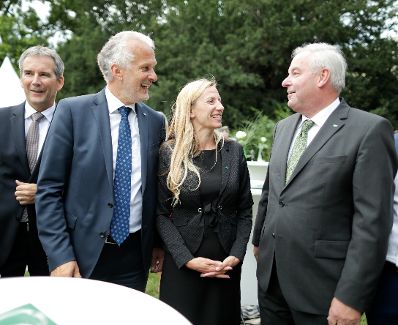 Am 25. Juni 2018 besuchte Bundesministerin Juliane Bogner-Strauß (3.v.l.) das Steirerfest in Wien. Im Bild mit dem Landeshauptmann der Steiermark Hermann Schützenhöfer (4.v.l.), Bundesminister Josef Moser (2.v.l.) und Bundesminister Hartwig Löger (l.).