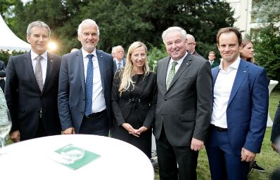 Am 25. Juni 2018 besuchte Bundesministerin Juliane Bogner-Strauß (m.) das Steirerfest in Wien. Im Bild mit dem Landeshauptmann der Steiermark Hermann Schützenhöfer (2.v.r.), Bundesminister Josef Moser (2.v.l.), Bundesminister Hartwig Löger (l.) und dem Landesgeschäftsführer der ÖVP-Wien Markus Wölbitsch (r.).