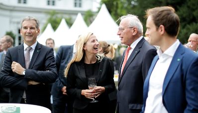 Am 25. Juni 2018 besuchte Bundesministerin Juliane Bogner-Strauß (2.v.l.) das Steirerfest in Wien. Im Bild mit Bundesminister Hartwig Löger (l.) und dem Landesgeschäftsführer der ÖVP-Wien Markus Wölbitsch (r.).