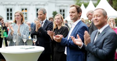 Am 25. Juni 2018 besuchte Bundesministerin Juliane Bogner-Strauß (m.) das Steirerfest in Wien. Im Bild mit Bundesminister Hartwig Löger (2.v.l.) und dem Landesgeschäftsführer der ÖVP-Wien Markus Wölbitsch (2.v.r.).