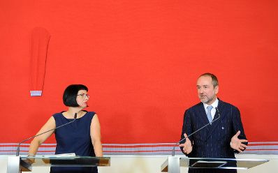 Am 27. Juli 2016 gab Kunst- und Kulturminister Thomas Drozda (r.) gemeinsam mit Andrea Ecker (l.), Sektionschefin für Kunst und Kultur eine Pressekonferenz zur Neuausschreibung der wissenschaftlichen und kaufmännischen Geschäftsführung der Österreichischen Galerie Belvedere.