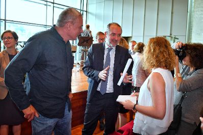 Am 29. Juli 2016 verlieh Kunst- und Kulturminister Thomas Drozda (m.) den Österreichischen Staatspreis für europäische Literatur an den polnischen Schriftsteller Andrzej Stasiuk (l.).