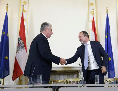 Kanzleramtsminister Thomas Drozda (r.) und Finanzminister Hans Jörg Schelling (l.) beim Medienbriefing über die Regierungssitzung am 30. August 2016.