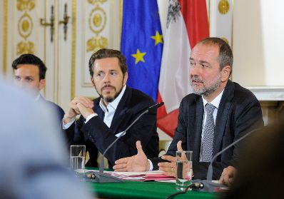 Kanzleramtsminister Thomas Drozda (r.) und Staatssekretär Harald Mahrer (l.) beim Medienbriefing über die Regierungssitzung am 6. September 2016.
