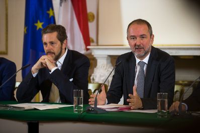 Kanzleramtsminister Thomas Drozda (r.) und Staatssekretär Harald Mahrer (l.) beim Medienbriefing über die Regierungssitzung am 6. September 2016.