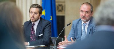 Kanzleramtsminister Thomas Drozda (r.) und Staatssekretär Harald Mahrer (l.) beim Medienbriefing über die Regierungssitzung am 13. September 2016 im Parlament.