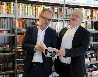 Am 14. September 2016 besuchte Kunst- und Kulturminister Thomas Drozdar (l.) ie Hauptbücherei Wien. Im Bild mit Markus Feigl (r.), Geschäftsführer des Büchereiverband Österreich.