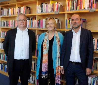 Am 14. September 2016 besuchte Kunst- und Kulturminister Thomas Drozdar (r.) die Hauptbücherei Wien. Im Bild mit Markus Feigl (l.), Geschäftsführer des Büchereiverband Österreich und Elke Bazalka, Leiterin der Hauptbücherei Wien.