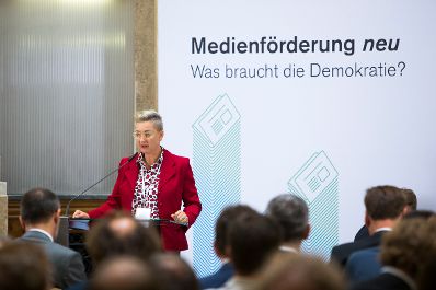 Am 19. September 2016 fand die Enquete "Medienförderung neu - Was braucht die Demokratie?" statt. Im Bild Helga Schwarzwald, Geschäftsführerin Verband freier Radios Österreich.