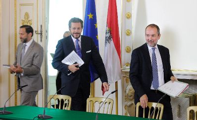 Kanzleramtsminister Thomas Drozda (r.) und Staatssekretär Harald Mahrer (m.) beim Medienbriefing über die Regierungssitzung am 20. September 2016.