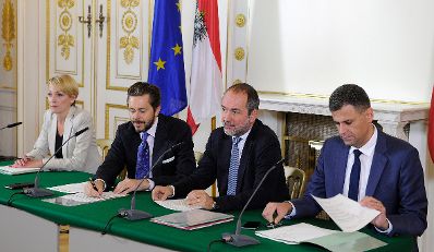 Kanzleramtsminister Thomas Drozda (2.v.r.) und Staatssekretär Harald Mahrer (2.v.l.) beim Medienbriefing über die Regierungssitzung am 20. September 2016.