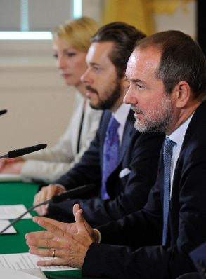 Kanzleramtsminister Thomas Drozda (r.) und Staatssekretär Harald Mahrer (m.) beim Medienbriefing über die Regierungssitzung am 20. September 2016.