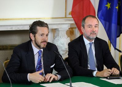 Kanzleramtsminister Thomas Drozda (r.) und Staatssekretär Harald Mahrer (l.) beim Medienbriefing über die Regierungssitzung am 20. September 2016.