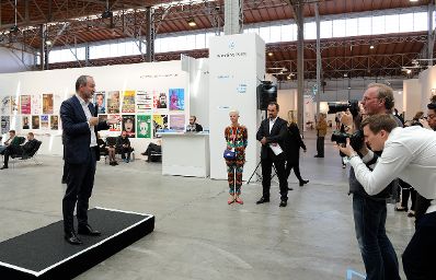 Am 21. September 2016 besuchte Kunst-und Kulturminister Thomas Drozda die viennacontemporary, Österreichs internationale Kunstmesse in der Marxhalle Wien. Im Bild bei der Eröffnung. 