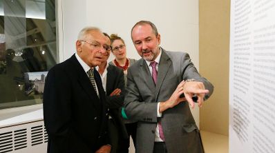 Am 27. September 2016 besuchte Kunst- und Kulturminister Thomas Drozda (r.) die Eröffnung der Ausstellung "Das Wohnzimmer der Familie Glück". Im Bild mit Henry Glück (l.).