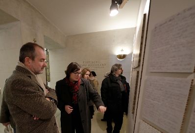 Am 8. November 2016 eröffnete Kunst- und Kulturminister Thomas Drozda (l.) die Ausstellung "Letzte Orte vor der Deportation" in der Krypta des Heldendenkmals.