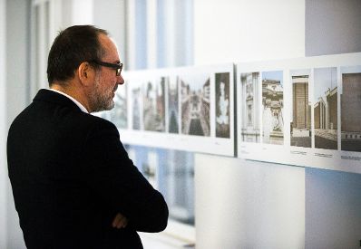 Am 11. November 2016 besuchte Kunst- und Kulturminister Thomas Drozda (im Bild) die Ausstellung "Away".