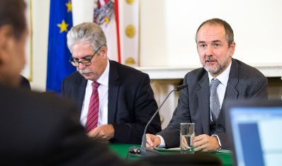 Am 15. November 2016 fand das Medienbriefing über die Regierungssitzung statt. Im Bild Kanzleramtsminister Thomas Drozda (r.) und Finanzminister Hans Jörg Schelling (l.).