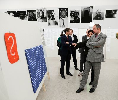 Am 24. November 2016 eröffnete Kunst- und Kulturminister Thomas Drozdar (r.) die Ausstellung "Július Koller - One Man Anti Show" im MUMOK.