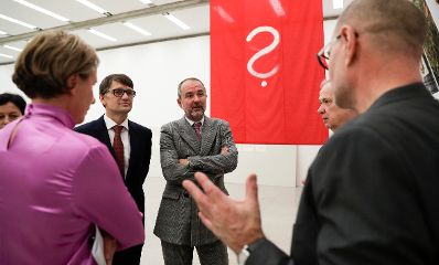 Am 24. November 2016 eröffnete Kunst- und Kulturminister Thomas Drozdar (m.) die Ausstellung "Július Koller - One Man Anti Show" im MUMOK.