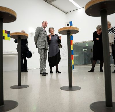 Am 24. November 2016 eröffnete Kunst- und Kulturminister Thomas Drozdar (l.) die Ausstellung "Július Koller - One Man Anti Show" im MUMOK.