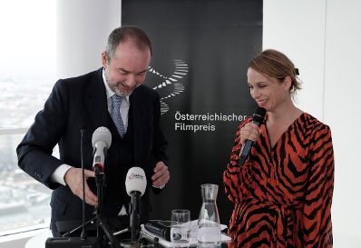 Am 14. Dezember 2016 fand im Ringturm die Nominierungspressekonferenz des Österreichischen Filmpreises statt. Im Bild Kunst- und Kulturminister Thomas Drozda (l.) mit der Moderatorin Mirjam Unger (r.).