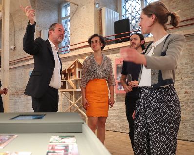 Am 31. Mai 2017 eröffnete Kunst- und Kulturminister Thomas Drozda die Ausstellung "Assemble. Wir bauen um" im Architekturzentrum Wien.