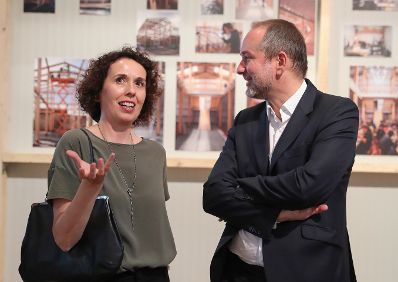 Am 31. Mai 2017 eröffnete Kunst- und Kulturminister Thomas Drozda (r.) die Ausstellung "Assemble. Wir bauen um" im Architekturzentrum Wien. Im Bild mit Angelika Fitz (l.)Leiterin des Architekturzentrums.