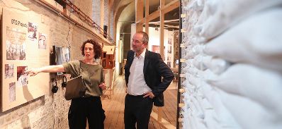 Am 31. Mai 2017 eröffnete Kunst- und Kulturminister Thomas Drozda (r.) die Ausstellung "Assemble. Wir bauen um" im Archtekturzentrum Wien. Im Bild mit Angelika Fitz (l.) Leiterin des Architekturzentrums.