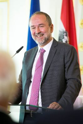 Am 25. Juli 2017 überreichte Kunst- und Kulturminister Thomas Drozda (im Bild) das Goldene Ehrenzeichen für Verdienste um die Republik Österreich an Klaus Eberhartinger.