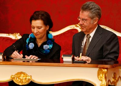 Am 18. Dezember 2008 wurde Gabriele Heinisch-Hosek (l.) von Bundespräsident Heinz Fischer (r.) in den Räumlichkeiten der Präsidentschaftskanzlei zur Bundesministerin für Frauenangelegenheiten und Öffentlichen Dienst angelobt.